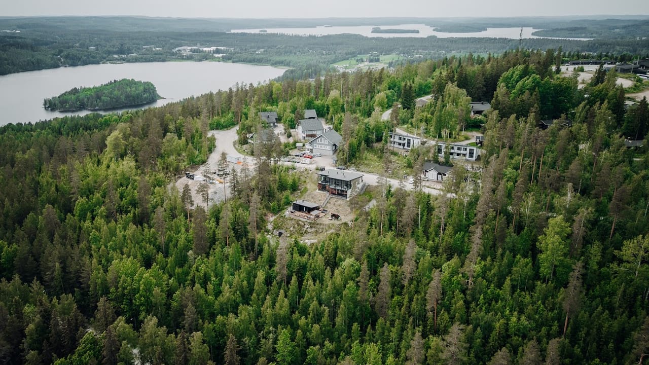 Ilmakuva Muuramen metsistä ja järvimaisemasta Riihikarhun ympärillä